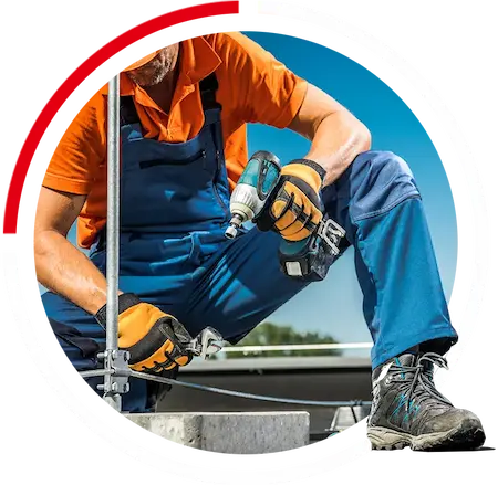 Operaio lavora con trapano con scarpe antinfortunistiche e guanti