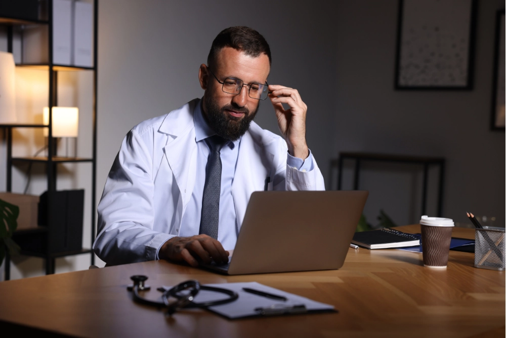 Un medico competente esegue una visita medicina del lavoro strumentale su un dipendente